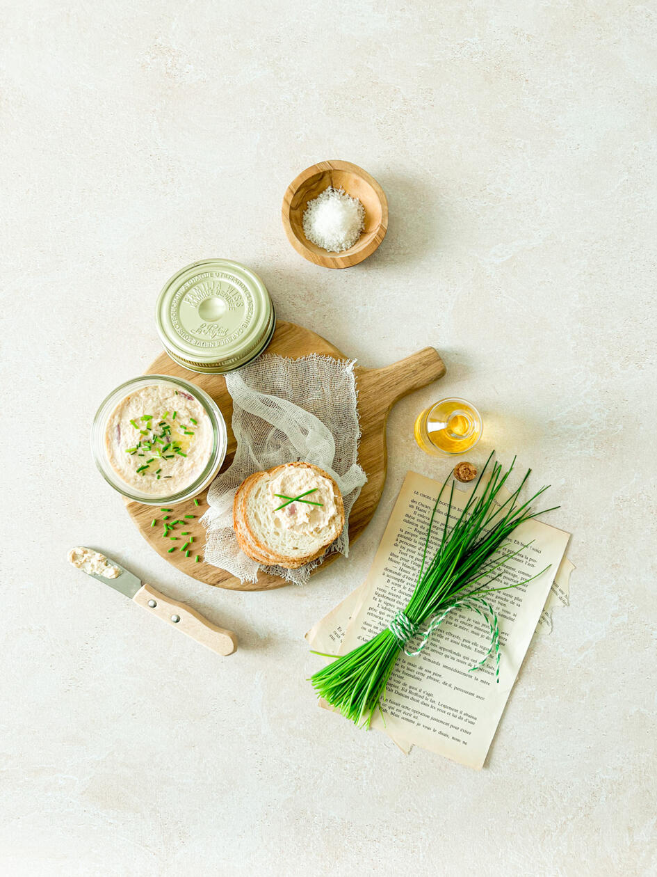 Photo d'un pot de tartinade avec ciboulette