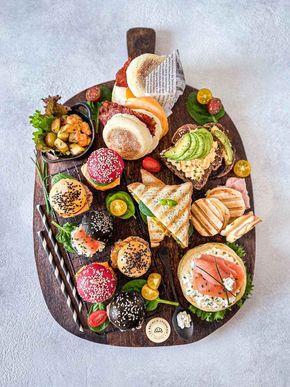 Photo d'une planche en bois brunch eggs muffins burgers toasts
