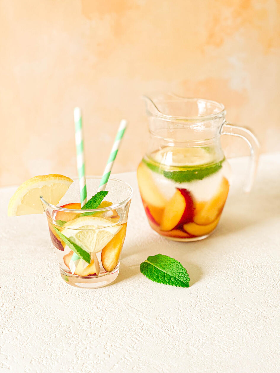 Photo d'un verre et une carafe de ice tea